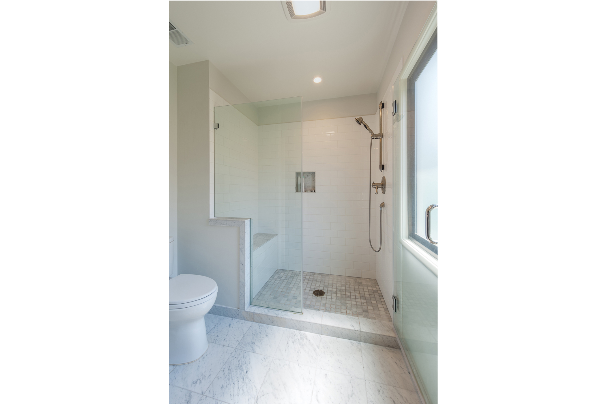 Piedmont Opener white Bath with shower bench